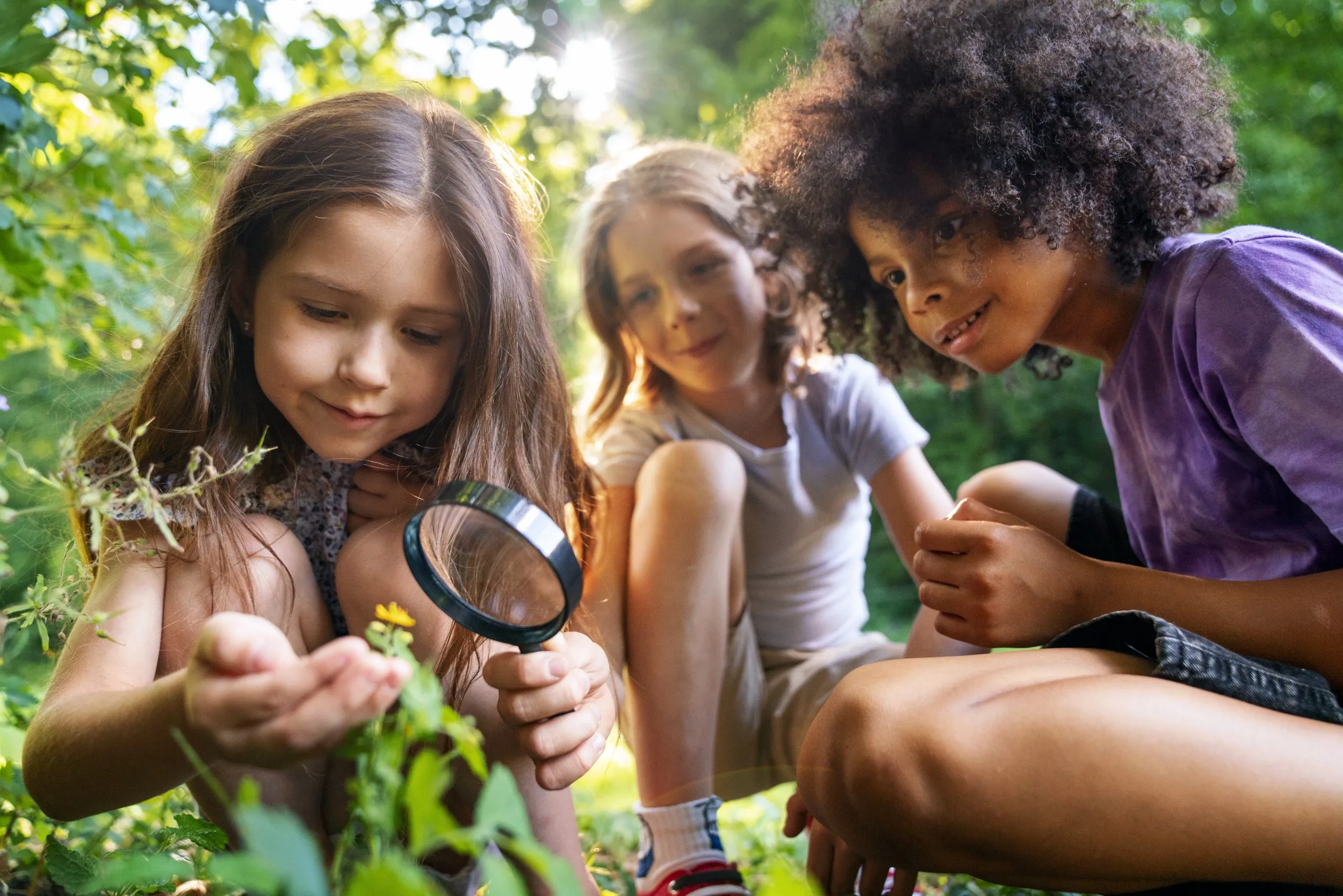Lachende Kinder im Freien